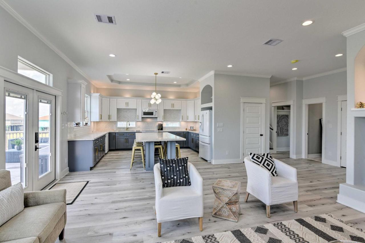 Chic Crystal Beach Escape With Deck - Walk To Beach! Bolivar Peninsula Exterior foto