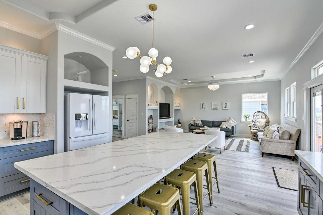Chic Crystal Beach Escape With Deck - Walk To Beach! Bolivar Peninsula Exterior foto